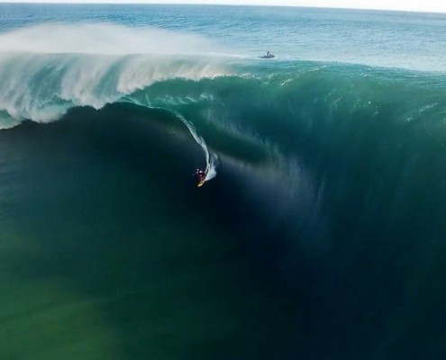 http://www.gqmagazine.fr/sport/news/articles/la-vague-de-teahupoo-vu-du-ciel/27588