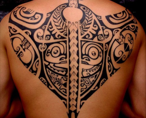 tatuajes-raya-manta-espalda-entera-completa-polinesios-maori-manao-tiki-tattoo-toulon-tatouage-raie-mante-polynesien-dos-polynesian-back-tattoo